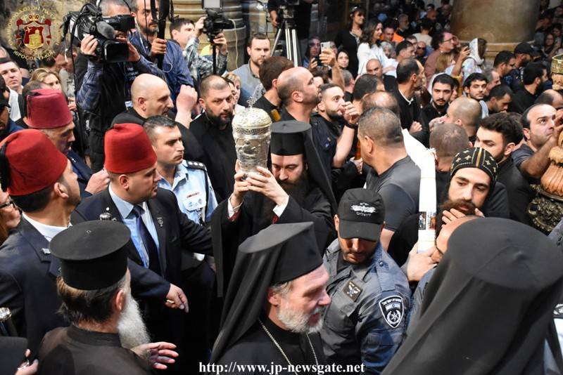 Ο Σεβ. Ἀρχιεπίσκοπος Ἰσίδωρος & ἡγούμενος της Ἀδελφότητος του Παναγίου Τάφου εξέρχεται με το καντήλι.