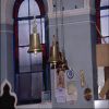 Οι επισκέπτες χτυπούν ένα καμπανάκι καθώς μπαίνουν στο ναό.