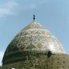 Χαρακτηριστικός κωνικός τρούλος τεμένους διακοσμημένος με γεωμετρικά σχήματα.