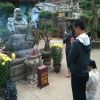 Επισκέπτες σε ταοϊστικό ναό της Tam Thai Pagoda λατρεύουν τον Di Lặc, τον Maitreya Buddha (Βούδα του μέλλοντος).