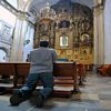 Ένας ρωμαιοκαθολικός πιστός προσεύχεται σε μια εκκλησία στο Μεξικό. 