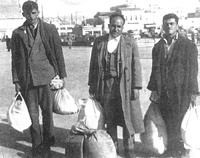 Έλληνες μετανάστες πριν αναχωρήσουν για τη Γερμανία